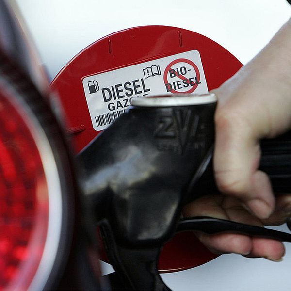 Tyska politiker vill tvinga bilindustrin att bättre rena dieselbränslet.