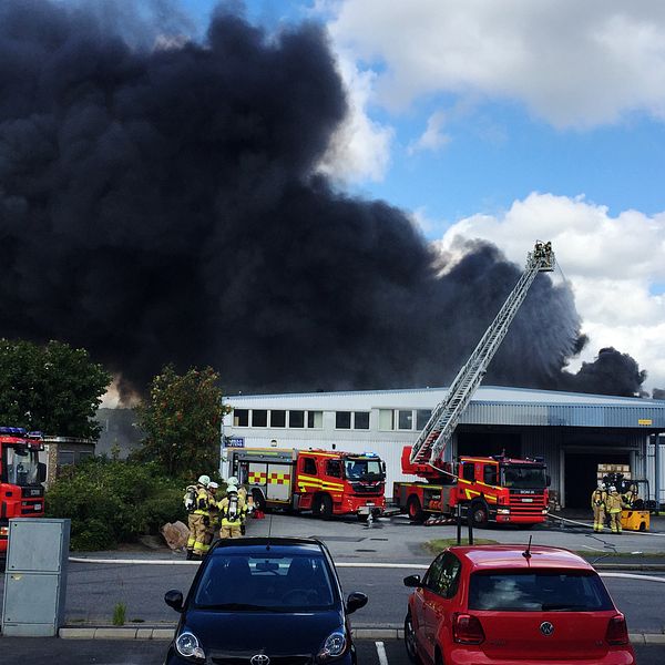 Brandbilar utanför industribranden.