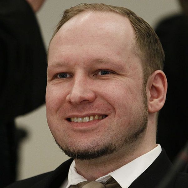 Anders Behring Breivik ler i rättssalen.