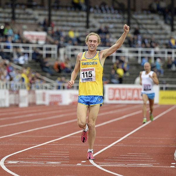Mikael Ekvall vinner 10000 m under Finnkampen på Stockholm Stadion 2015.