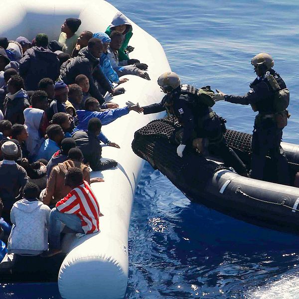Tyska marinsoldater i EU-insatsen operation Sophia närmar sig en båt med migranter utanför Libyens kust.