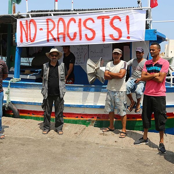 Fiskare i Tunisien hindrar invandringsfientlig grupp från att gå i land.