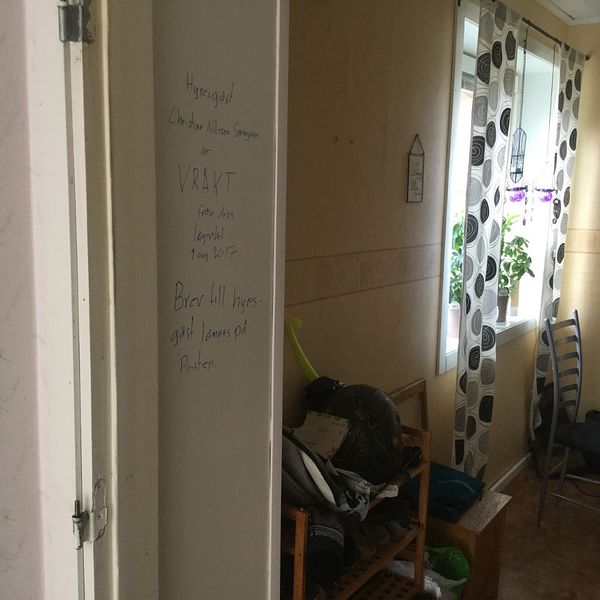 Hyresvärden har skrivit på väggen i lägenheten.