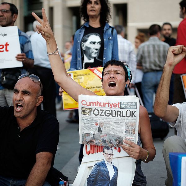 Demonstranter utanför domstolen i Istanbul den 28 juli, där rättegångarna mot journalister från tidningen Cumhuriyet pågår.