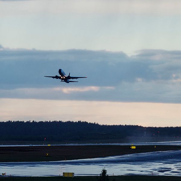 Arkivbild. Planet flög från en flygplats i Stockholm, landade i Jordanien och fick sedan återvända till Sverige med mannen som skulle tvångsutvisas.