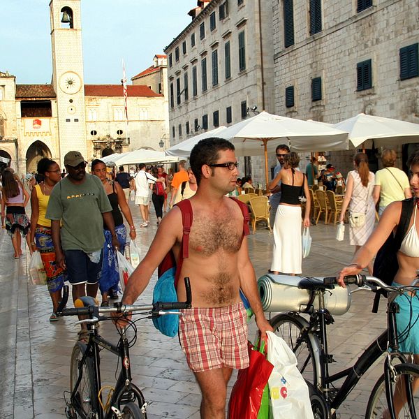 Lättklädda turister i Dubrovnik i Kroatien. Arkivbild.
