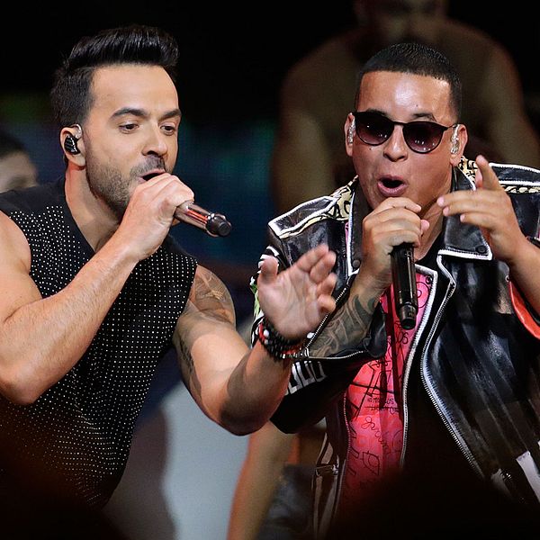 Luis Fonsi och Daddy Yankee framför ”Despacito”.