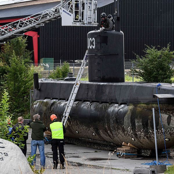 Ubåten lyftes i land i Frihamnen på lördagen efter bärgningen söder om Dragör.