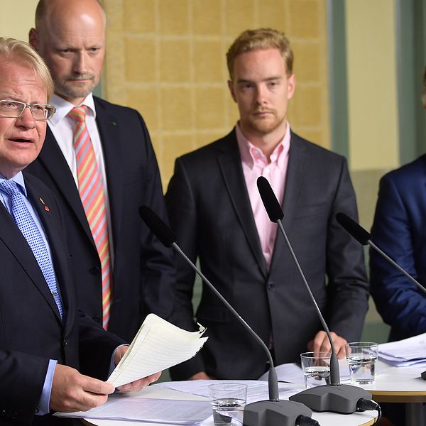 Försvarsminister Peter Hultqvist (S), Daniel Bäckström (C), Anders Schröder (MP) och Hans Wallmark (M) under pressträffen på Rosenbad.