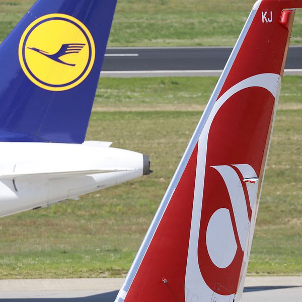 Två flygplan, det ena Lufthansas och det andra Air Berlins.