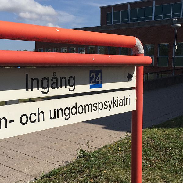 Skylt med texten Ingång 24 ”barn- och ungdomspsykiatrin”