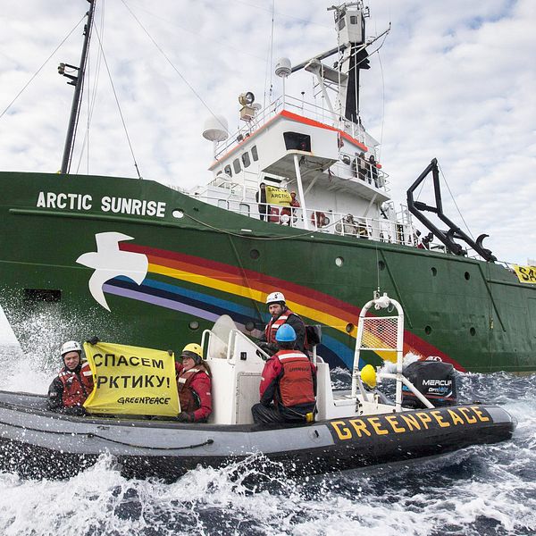 Arctic Sunrise på väg mot oljeplattformen Prirazlomnaja.