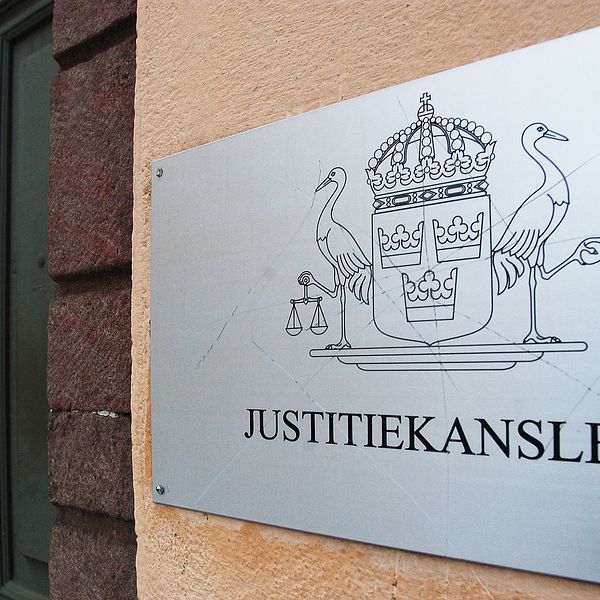 Bild på skylten som hör till Justitiekanslerns kontor.