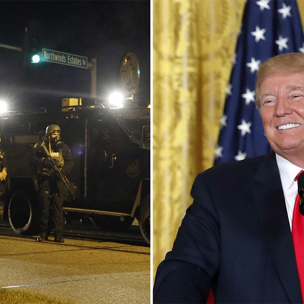 Till vänster amerikansk polis iförda hjälmar, gasmask, skyddsvästar framför ett pansarfordon. Till höger en bild på USA:s president Donald Trump, leendes. I bakgrunden skymtas en amerikansk flagga.