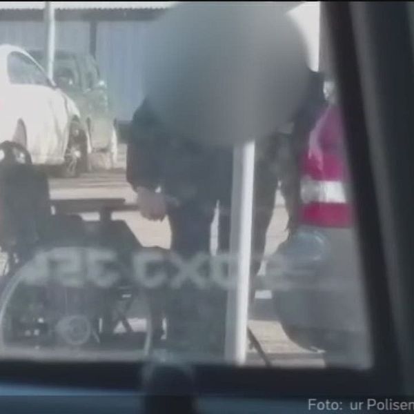 Här ställer sig mannen och packar in rullstolen i bilen.