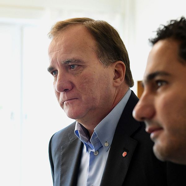 statsminister Stefan Löfven (S) och civilminister Ardalan Shekarabi (S) vid en pågående presskonferens i Katrineholm.