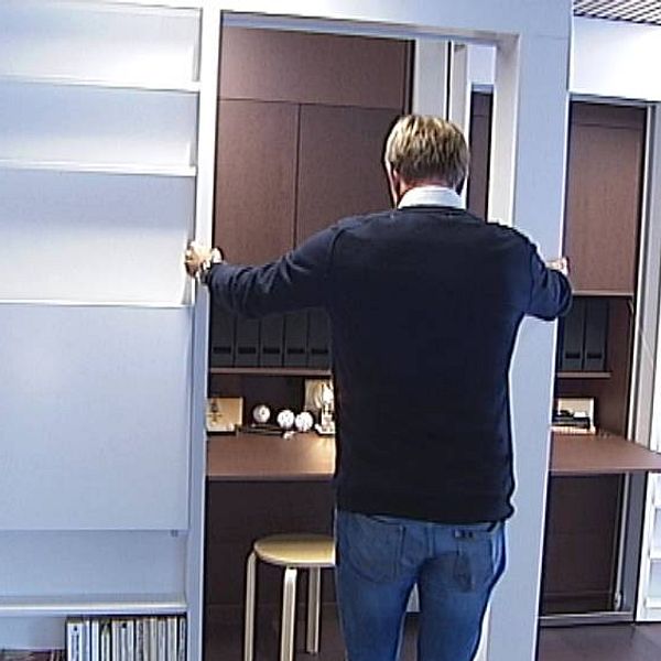 Stångåstadens vd, Fredrik Törnqvist visar hur väggar snabbt kan flyttas i lägenheten