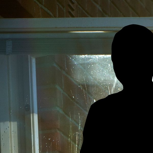 grafisk silhuett av person, framför ett öppet fönster