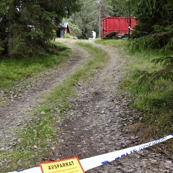 Äldre man hittades död i soptunna på ett ödetorp i Svenljunga.