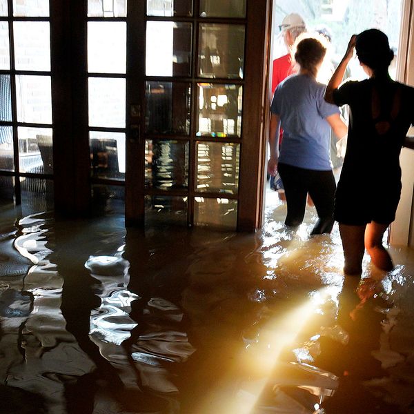 En familj i Houston undersöker sitt översvämmade hem, sedan ovädret rört sig vidare.