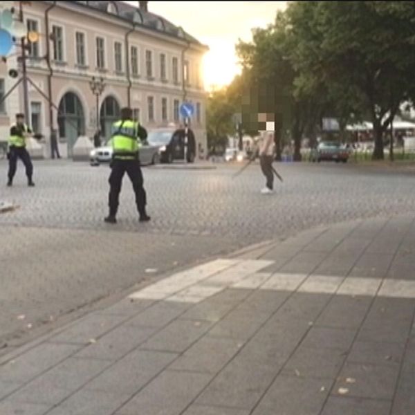 Bild från när polisen griper en man som står med ett svärd.
