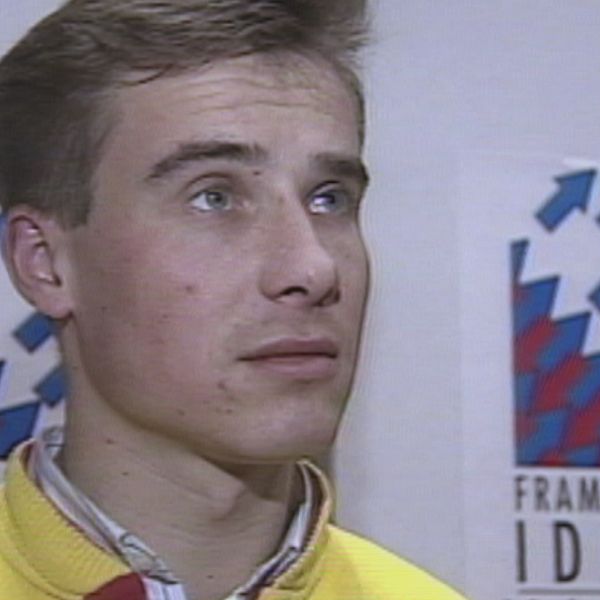 Ung Ulf Kristersson i gul tröja. Intervjuas framför en affisch med texten ”Framtidens idéer”.