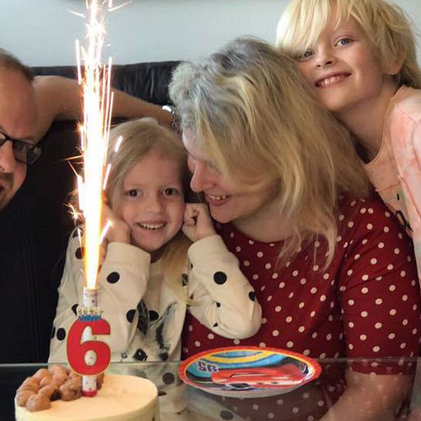 Linnea och hennes familj på 6-årsdagen den 23 augusti med tårta och ljus