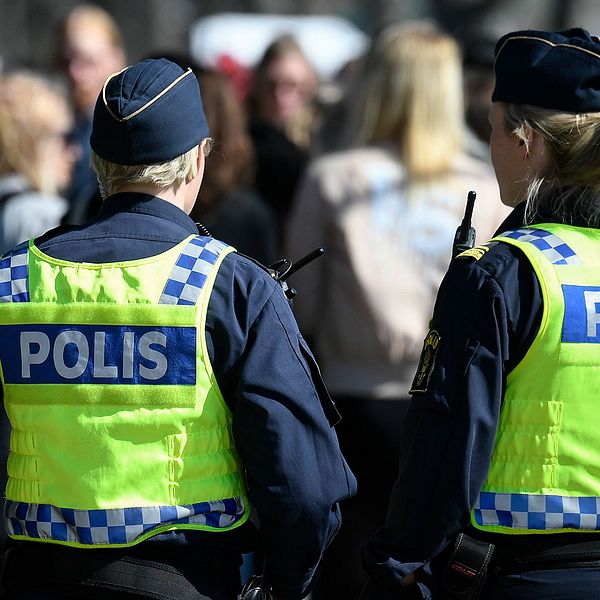 Poliser patrullerar