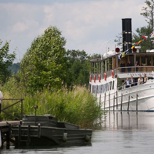 Kanalbåten ”Nya Skärgården” närmar sig slussen i Borensberg i Göta Kanal