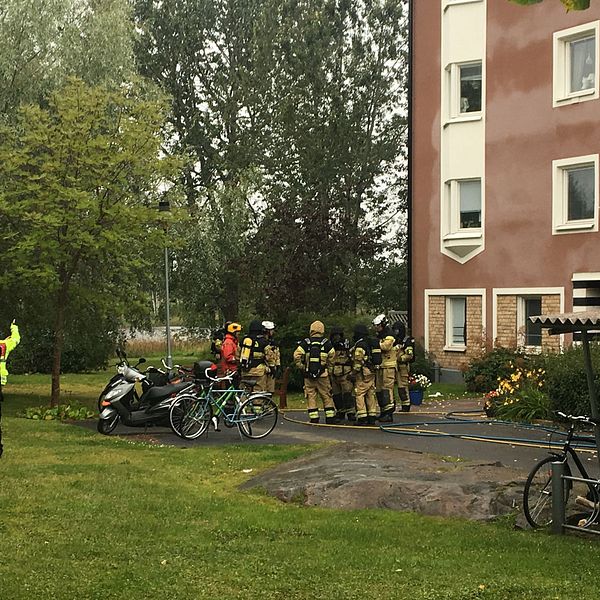 Räddningstjänst och polis utanför hyreshus i Luleå