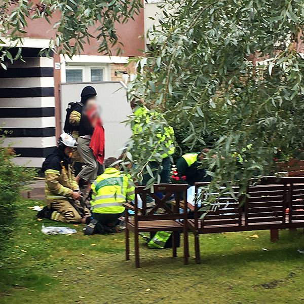 Räddningstjänst arbetar utanför lägenhetshus i Luleå