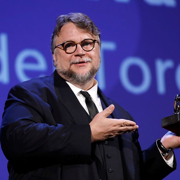 Guillermo del Toro fick Guldlejonet i Venedig.