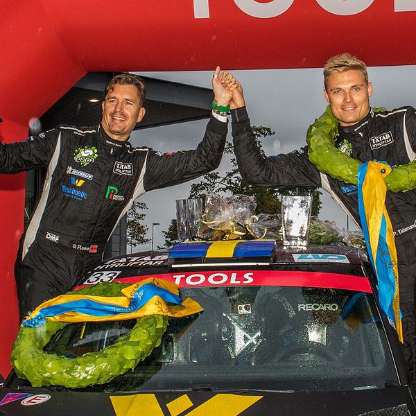 Postus Tidemand och Jonas ANdersson står vid sin bil, efter vinst i rally-SM