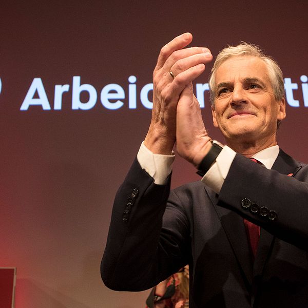 Jonas Gahr Støer, Arbeiderpartiets ledare applåderar sina valarbetare