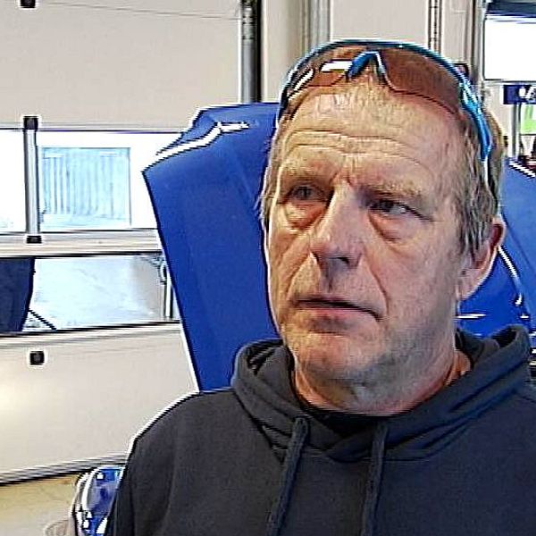 Man på bilbesiktning