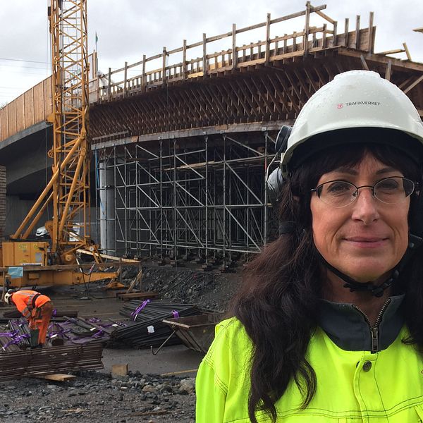 Trafikverkets projektledare Kristin Balot framför den östra halvan av ekodukten i Kungsbacka som nu tar form.