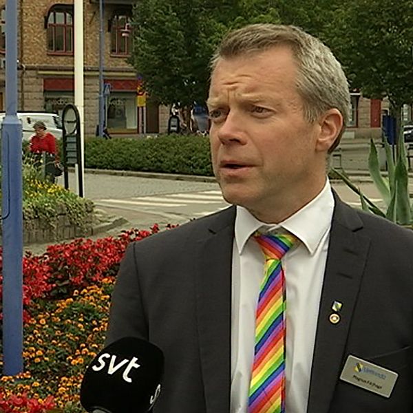 Magnus Färjhage i kostym med regnbågsfärgad slips