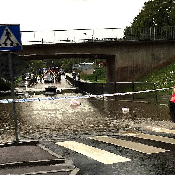 En bil fastnade under en viadukt i Kviberg.