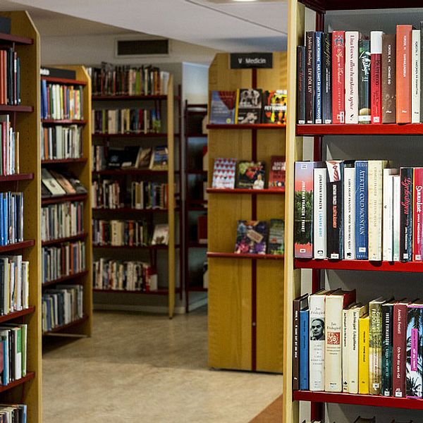 Bokhyllor fulla med böcker på ett bibliotek.