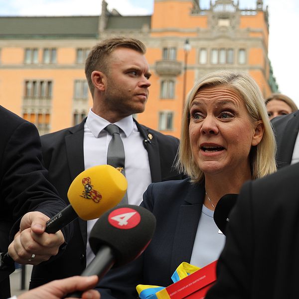 Finansminister Magdalena Andersson (S) under budgetpromenaden.