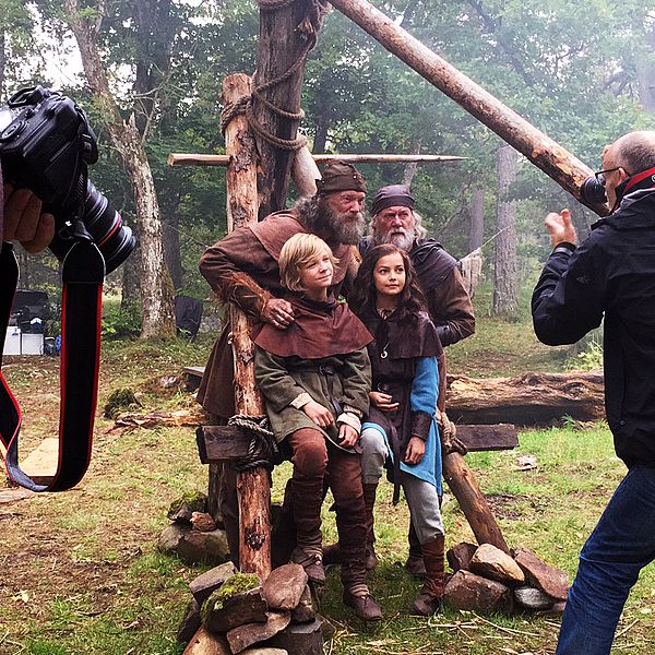 Fyra skådespelare i vikingakläder fotograferas av två fotografer