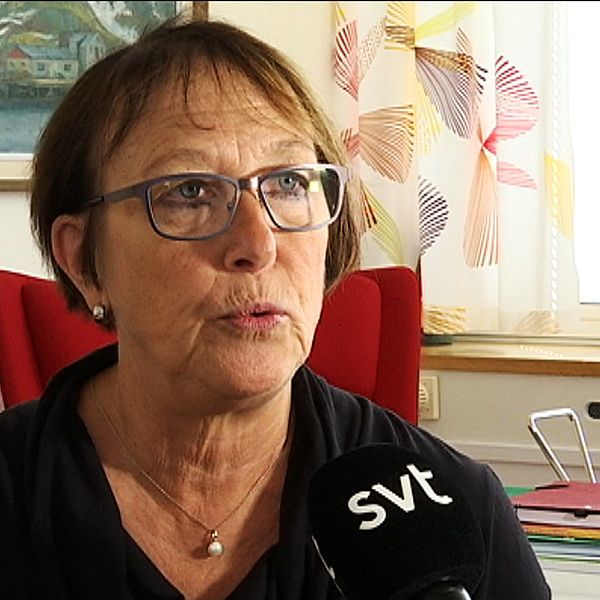 Ann-Katrin Järåsen sitter med blicken riktad bredvid kameran. Hon är klädd i glasögon. Framför henne syns en svart SVT-mikrofon