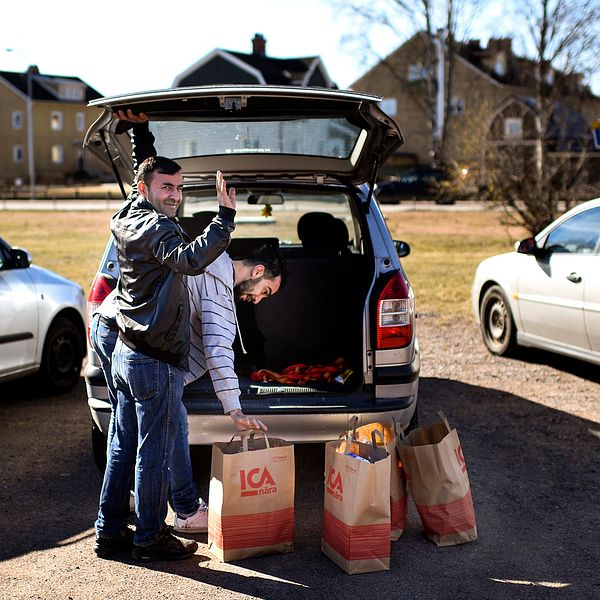 Mohammed och Hussein hämtar var sitt familje kit med matkassar att ta med hem till sina familjer. Matkassar delas ut till migranter i Hultsfred som är ett led i att hjälpa de migranter som kommit till kommunen. De har inget med det specifika domslutet att göra.