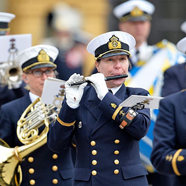 Marinens musikkår spelar och marcherar vid kungens födelsedag i år.