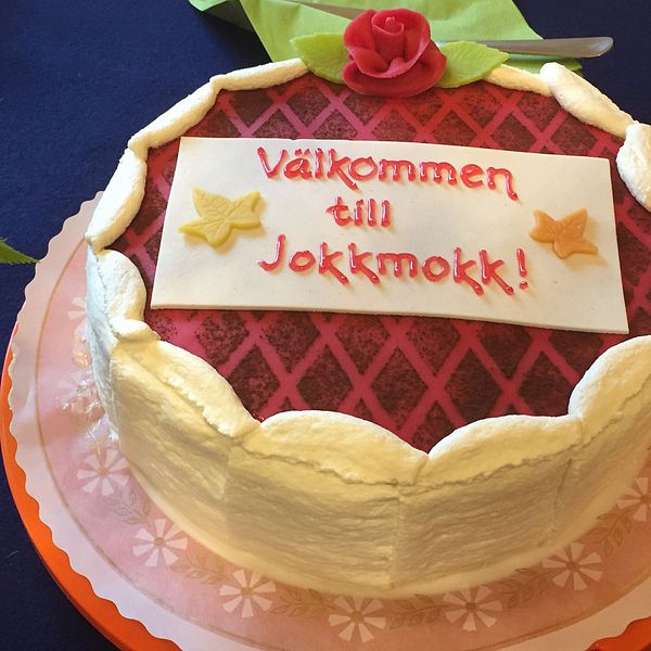 Tårta där det står Välkommen till Jokkmokk