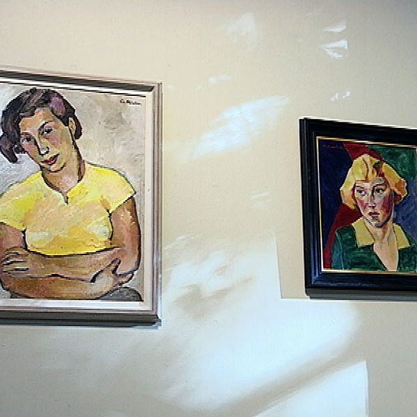 Två konstverks med porträtt av kvinnor hänger bredvid varandra