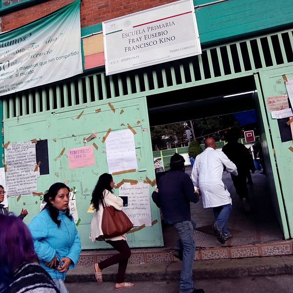 Människor söker skydd i en skola efter att ett nytt jordskalv känts av i Mexico City.