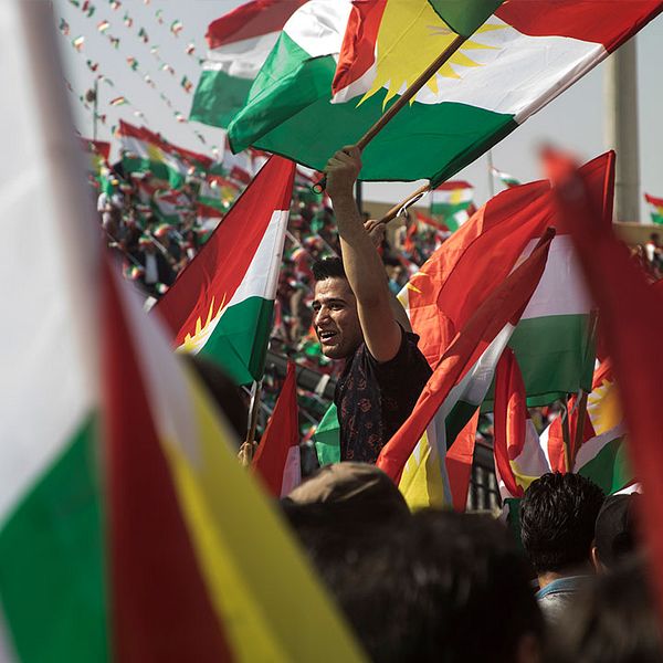Arenan i Erbil badar i kurdiska flaggans färger, och förväntningarna är skyhöga blad kurderna.