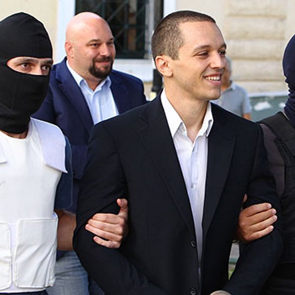 Ilias Kasidiaaris, parlamentsledamot i partiet Gyllene gryning eskorteras till rätten i Aten.