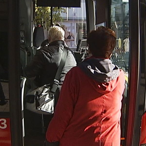 Passagerare kliver på Luleå lokaltrafiks buss